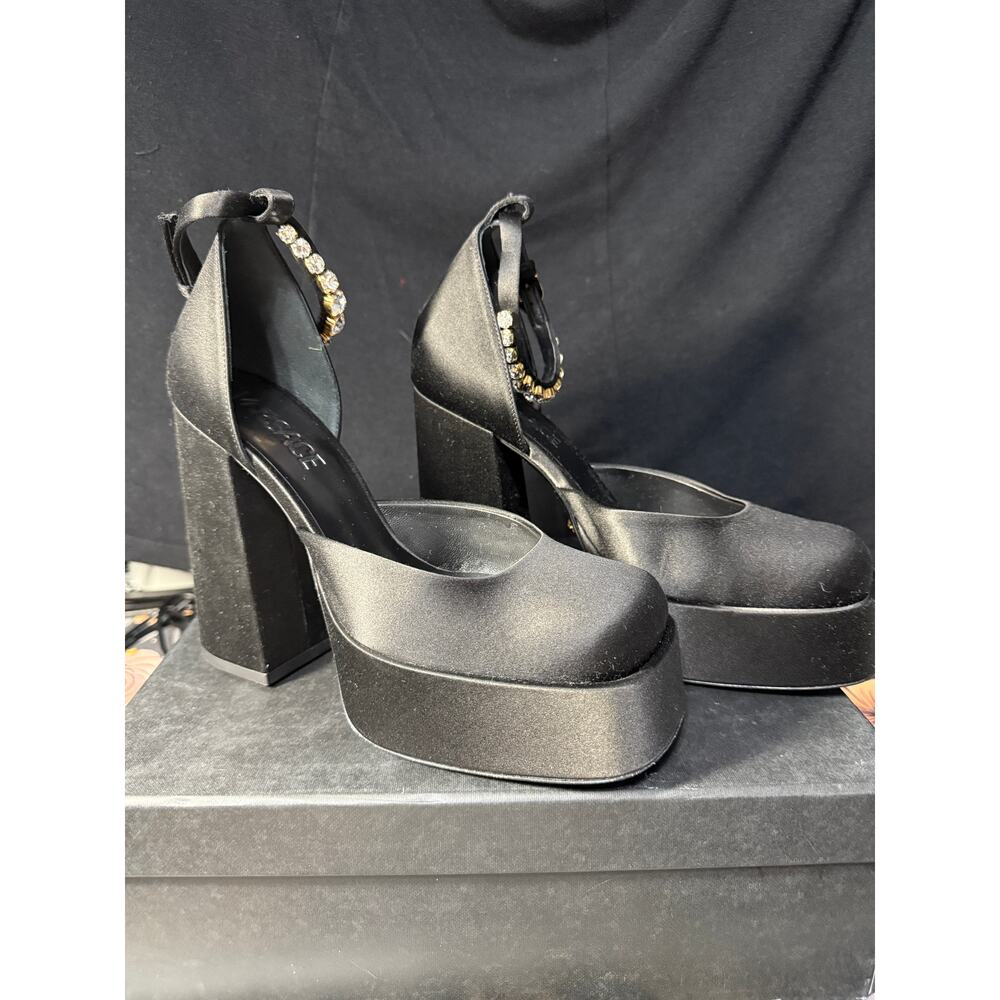 $1893 MSRP - Versace Medusa Aevitas platform pumps - Sz  37 - NWOB